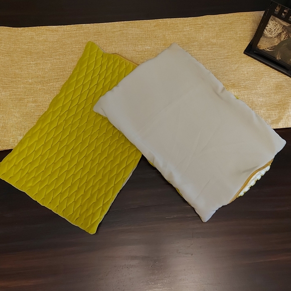 Green accent pillow cases - Picture 3 of 3